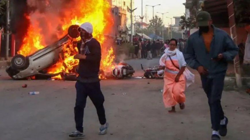 Manipur Violence: मणिपुर में फिर भड़की हिंसा, प्रदर्शनकारियों ने सुरक्षाबलों के वाहनों पर किया पथराव; तनाव बरकरार