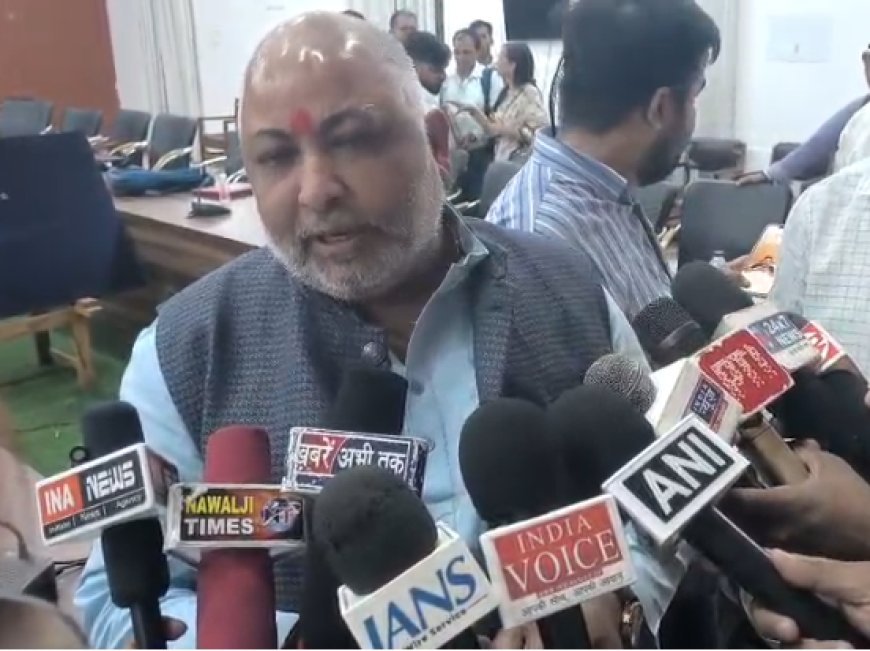 बलिया में 24 नवनियुक्त स्वास्थ्य कर्मियों को मिले नियुक्ति पत्र: परिवहन मंत्री दयाशंकर सिंह ने निष्ठा से कार्य करने का दिया संदेश
