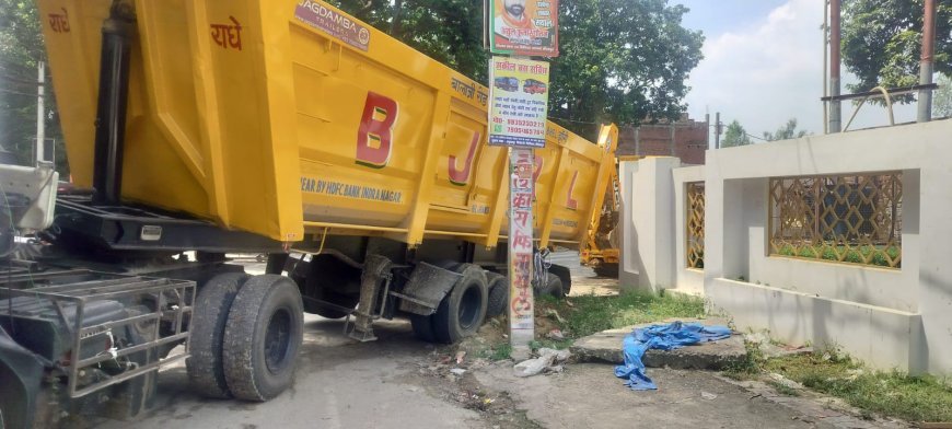 Naimisharanya News: कृष्ण स्पर्श होटल के पास नाले के गड्ढे में धंसा गिट्टी भरा डंपर, टला बड़ा हादसा