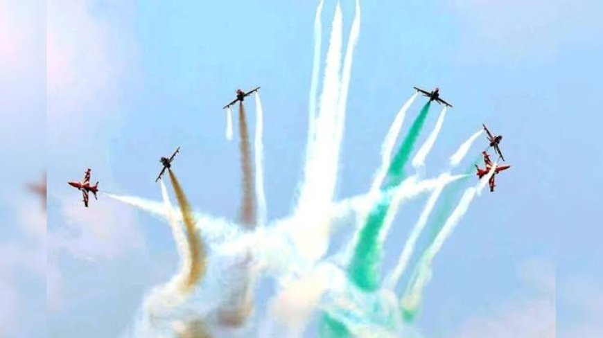 Meerut Air Show: सूर्यकिरण के 9 हॉक विमानों ने आसमान में उकेरा तिरंगा, शौर्य देख गूंजा 'जय हिंद'