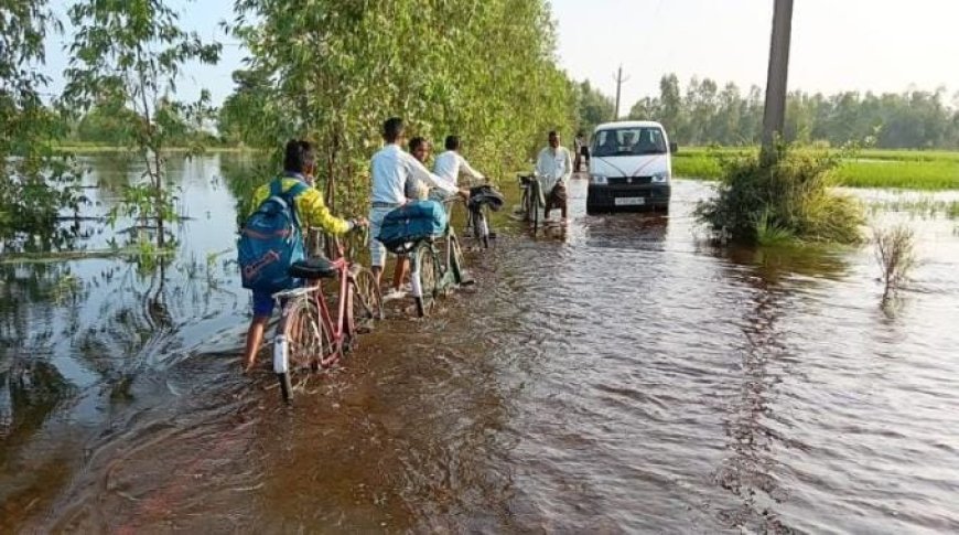 सीतापुर में चौका और केवानी नदी का कहर, जान हथेली पर रखकर स्कूल जा रहे बच्चे, ट्यूब के सहारे फसल बचाने में जुटे किसान