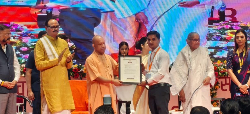 सीएम योगी ने मंच पर बुलाकर सम्भल के लाल आकाश को थमाया नियुक्ति पत्र, 10 मेधावियों को मिली शिक्षक की कमान