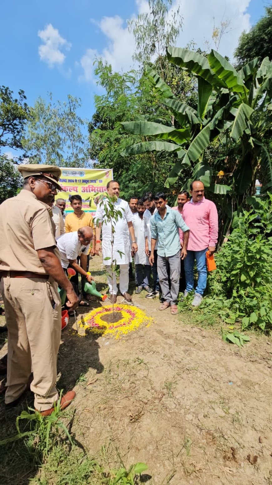 हरदोई: विधायक माधवेन्द्र प्रताप सिंह ने रोपे पौधे, प्राथमिक विद्यालय में मेधावी बच्चे सम्मानित