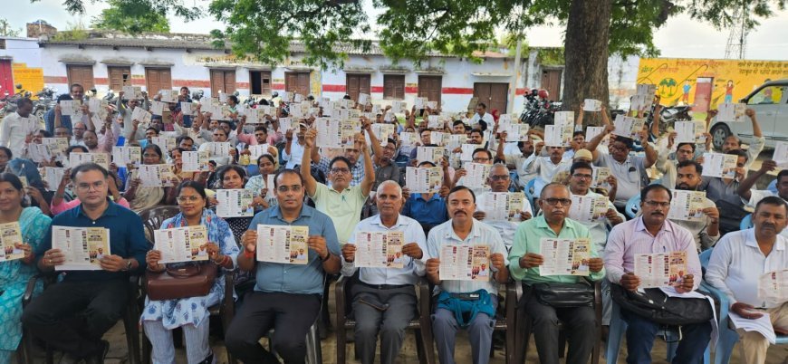 Hardoi News: सांडी में बीईओ-एचएम बैठक आयोजित, ‘प्रोजेक्ट ज्ञानोदय’ बुकलेट का हुआ लोकार्पण