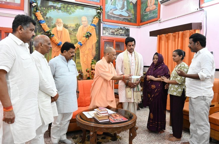 गोरखपुर: सीएम योगी ने पीड़ित परिवारों से की मुलाकात, दो-दो लाख रुपये की आर्थिक मदद दी