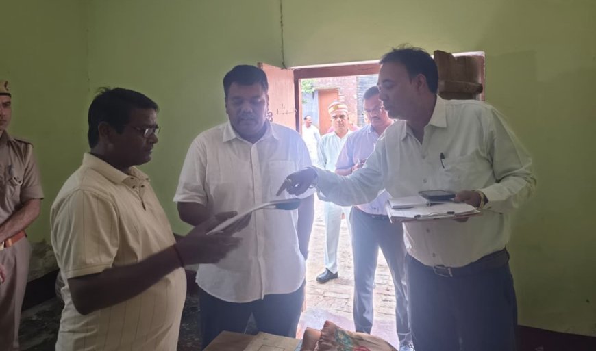 Sitapur News: चुनका में DM का औचक निरीक्षण- खामियां मिलते ही एक्शन, ANM पर कार्रवाई; प्रधानाध्यापक-शिक्षकों का वेतन रोकने के आदेश