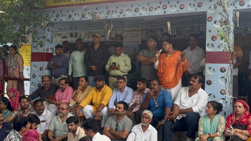 Hardoi News: शिक्षिका शाहीन बानो प्रकरण में शिक्षकों का धरना, बीआरसी से कोतवाली तक पैदल मार्च