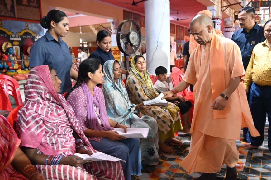 Gorakhpur News: बारिश के बीच सीएम योगी का जनता दर्शन, बोले—कब्जामुक्त कराएं जमीन, दबंगों को सिखाएं कानूनी सबक