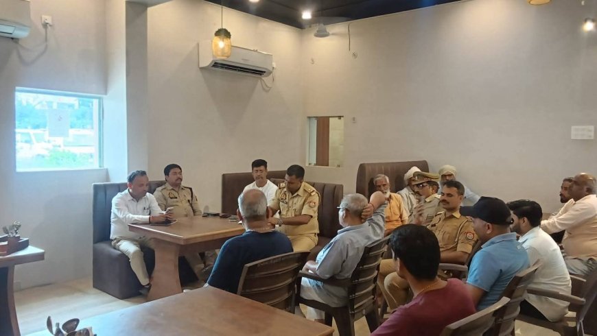 Sitapur News: नैमिषारण्य में होटल संचालकों को यात्रियों की सुरक्षा के सख्त निर्देश 