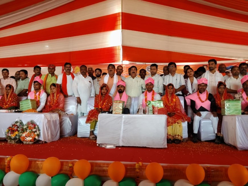 सीतापुर के रेउसा में सामूहिक विवाह समारोह: 150 जोड़ों ने थामा हाथ, मिले उपहार व आर्थिक मदद
