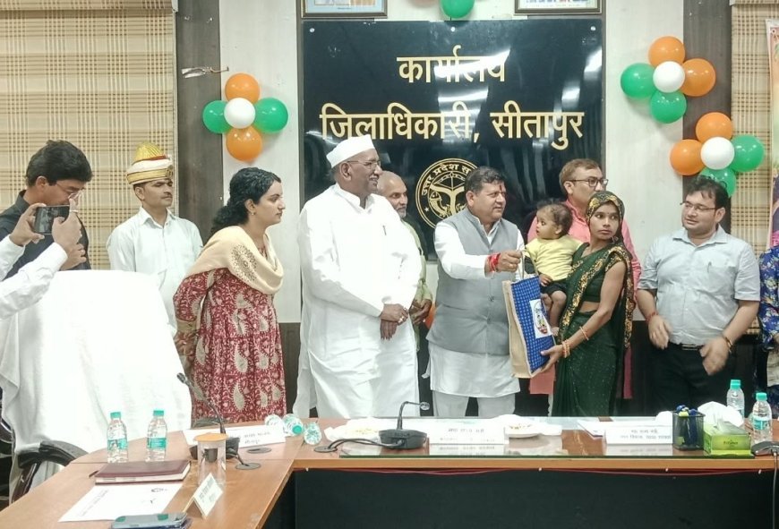 सीतापुर में आंगनबाड़ी कार्यकत्रियों का सम्मान: उत्कृष्ट सेवा पर मिली साड़ी और प्रशस्ति पत्र