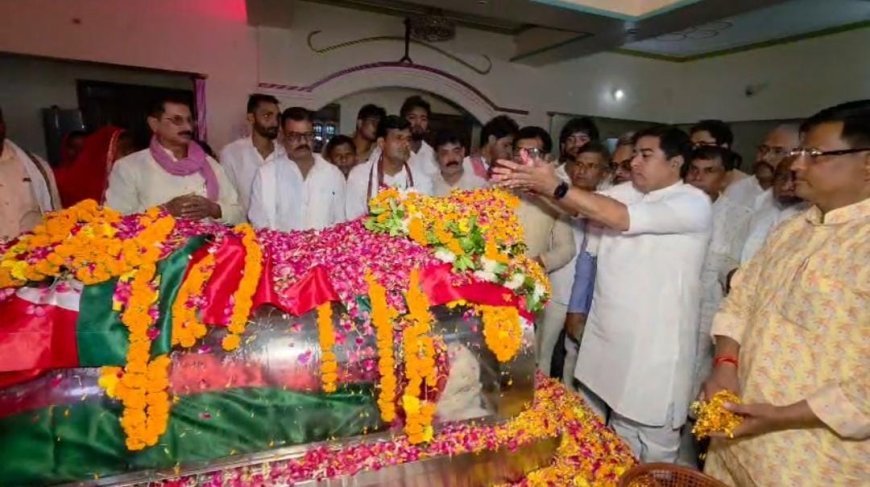 Ram Govind Chaudhary Last Rites: 'पूर्वांचल के गांधी' रामगोविंद चौधरी पंचतत्व में विलीन, सरयू तट पर नम आंखों से दी गई अंतिम विदाई