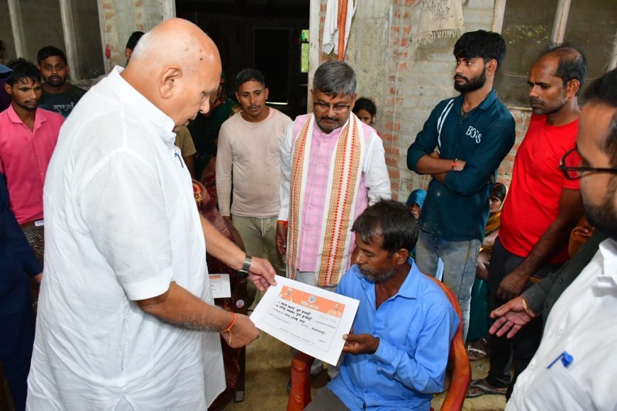 अयोध्या और बस्ती में आंधी-तूफान पीड़ितों से मिले कृषि मंत्री, 24 घंटे में सौंपे चेक