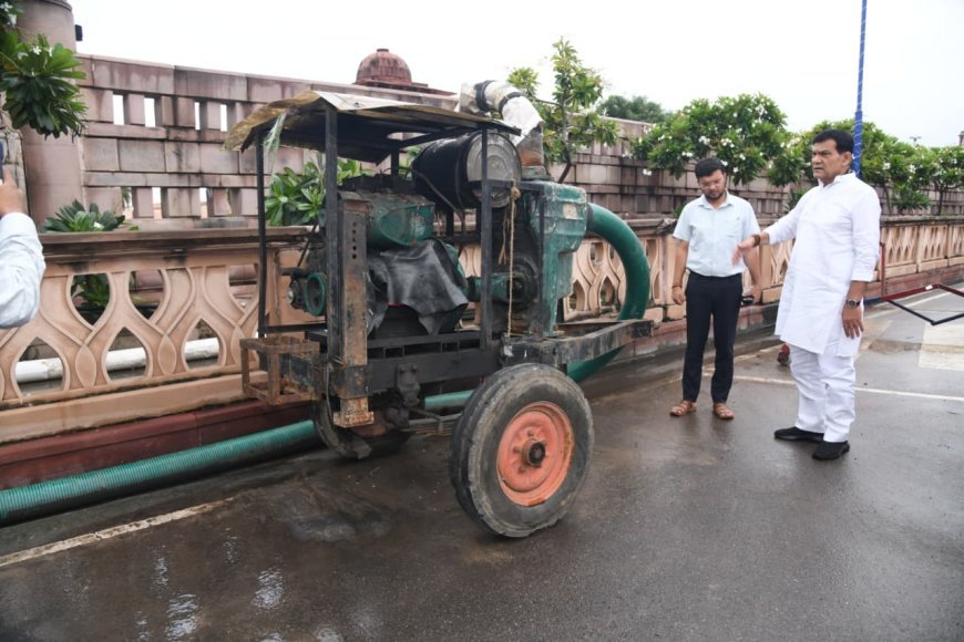 लखनऊ में रिकॉर्ड बारिश के बीच राहत: मंत्री एके शर्मा ने परखी जल निकासी व्यवस्था