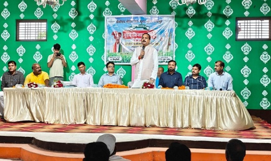 Hardoi News: रूपापुर चीनी मिल में किसान गोष्ठी, उन्नत गन्ना खेती के लिए किसानों को किया जागरूक