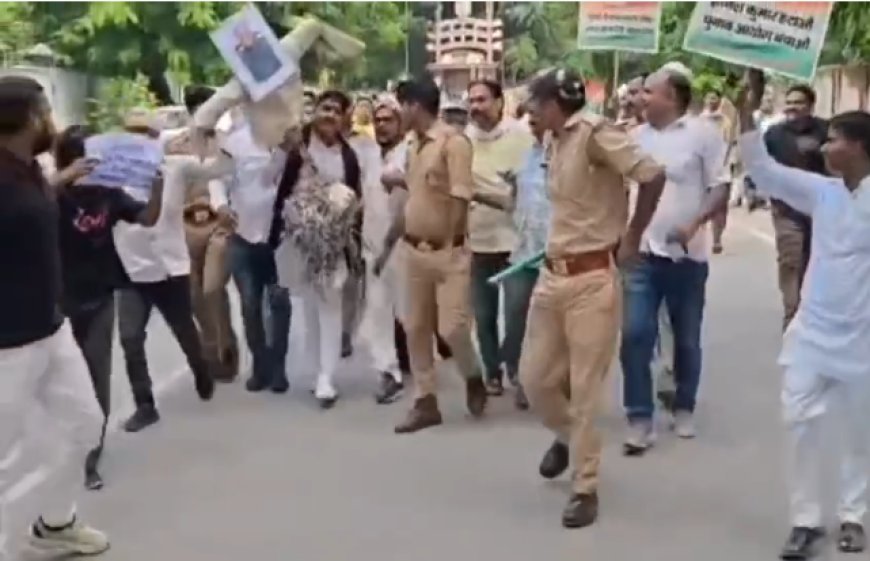 बलिया में मुख्य चुनाव आयुक्त के खिलाफ सड़क पर उतरी कांग्रेस: पुलिस से तीखी नोकझोंक के बीच फूंका पुतला, निष्पक्षता पर उठाए सवाल