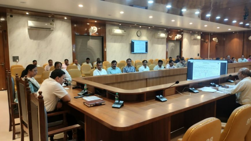 हरदोई: स्कूली वाहनों की सुरक्षा मानकों पर डीएम सख्त, 10 दिन में जांच पूरी करने का अल्टीमेटम