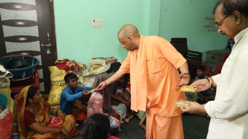 कुशीनगर पहुंचे सीएम योगी: एपी तटबंध टूटने से प्रभावित इलाकों का हवाई सर्वेक्षण, पीड़ितों को बांटी राहत किट