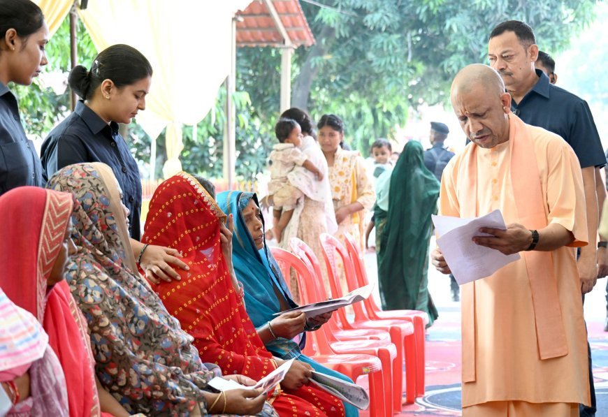 Gorakhpur News: गोरखनाथ मंदिर में CM योगी का जनता दर्शन, करीब 150 लोगों की सुनी समस्याएं; अधिकारियों को त्वरित समाधान के निर्देश