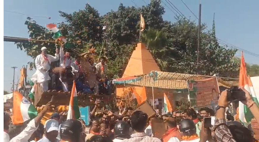 Sambhal News: सम्भल पहुंची वडनगर से वाराणसी तक की सेवा संकल्प यात्रा, बुलडोजर पर मुस्लिम समाज ने की पुष्पवर्षा