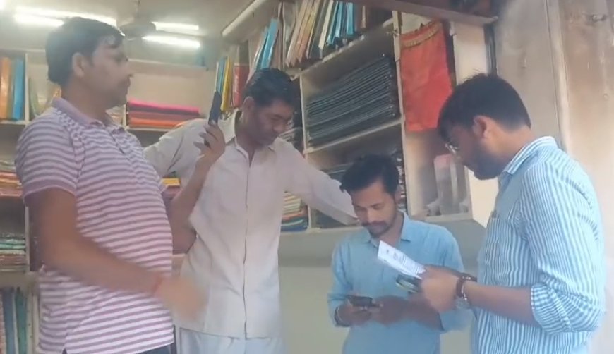 Sambhal News: कोर्ट के आदेश के बाद भी दुकान पर कब्जे को लेकर घमासान, मालिक ने लगाया दुकान न खाली करने का आरोप