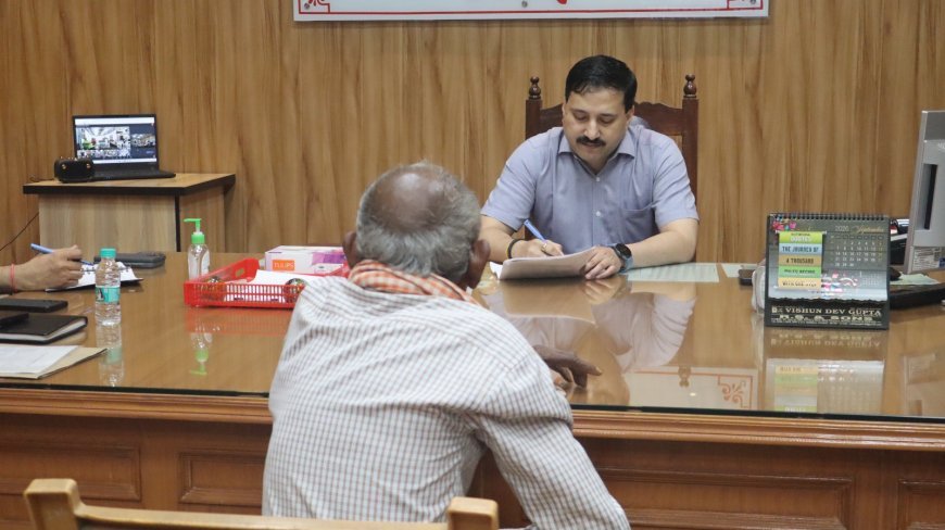 Hardoi News: जनसुनवाई में  डीएम राहुल पाण्डेय ने सुनीं 143 शिकायतें, अधिकारियों को समयबद्ध निस्तारण के निर्देश
