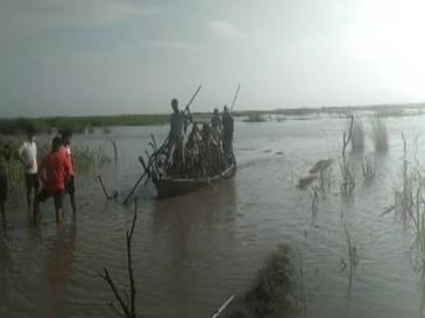 कुशीनगर में बाढ़ राहत अभियान तेज: एनडीआरएफ-एसडीआरएफ तैनात, 13 हजार लंच पैकेट और राशन किट वितरित