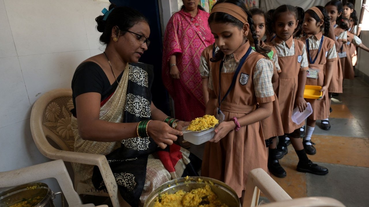 Maharashtra Mid-Day Meal Crisis: सूखे की मार के बीच मिड-डे मील का बजट अटका, अपनी जेब से बच्चों को खाना खिला रहे शिक्षक