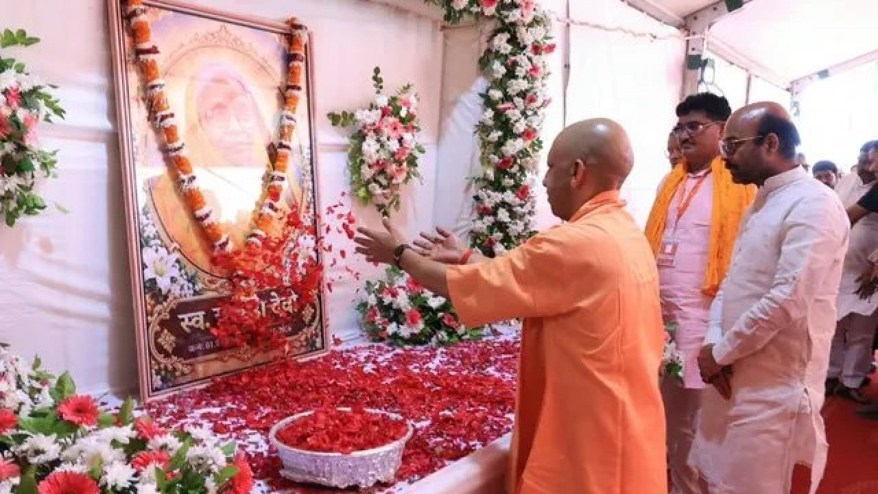बस्ती पहुंचे मुख्यमंत्री योगी आदित्यनाथ, हरीश द्विवेदी की दिवंगत माता को दी श्रद्धांजलि