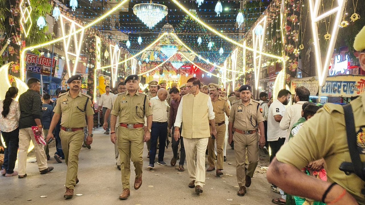 बलिया में त्योहारों पर सुरक्षा व्यवस्था सख्त, डीएम और एसपी ने फोर्स के साथ शहर में किया पैदल गश्त