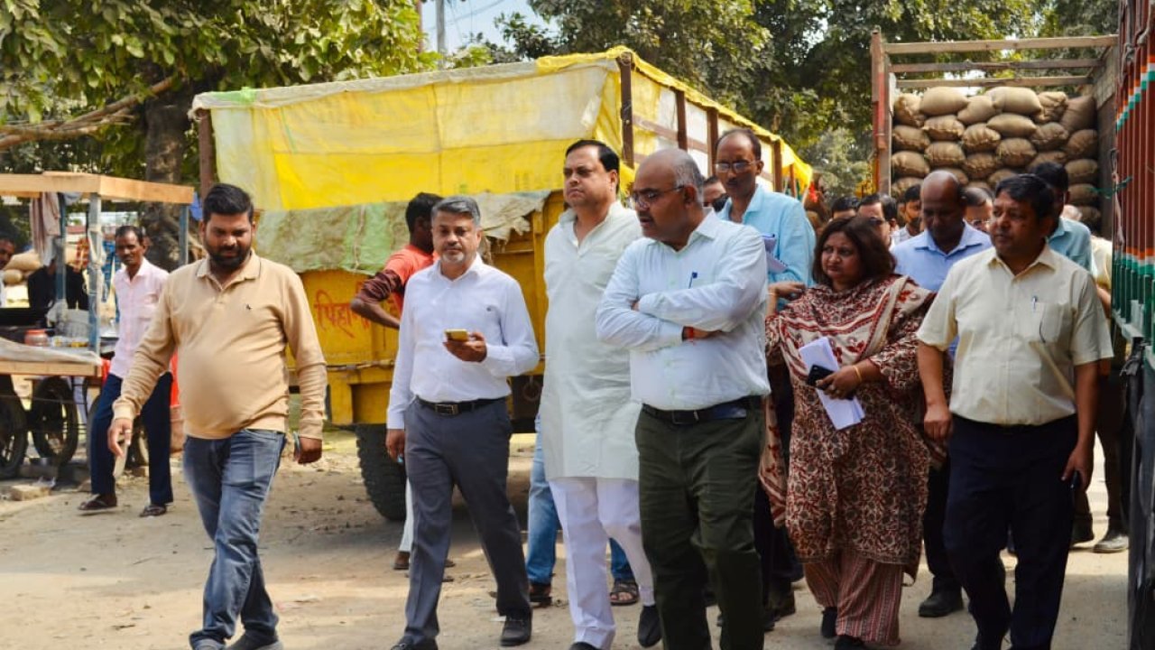 Hardoi News: मंडियों की बदहाल व्यवस्थाओं पर निदेशक सख्त, संडीला में खराब पानी की टंकी और लाइटों पर जताई नाराजगी