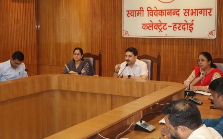 Hardoi News: हरदोई में जनगणना-2027 की तैयारियों की समीक्षा, डीएम राहुल पाण्डेय ने समयबद्ध कार्य पूरा करने के दिए निर्देश