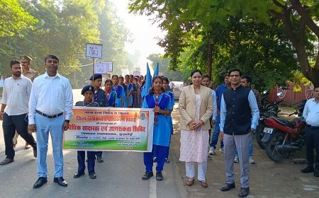 Hardoi News: गांधी जयंती पर हरदोई न्यायालय परिसर से निकली प्रभात फेरी, सत्य-अहिंसा और स्वच्छता का दिया संदेश