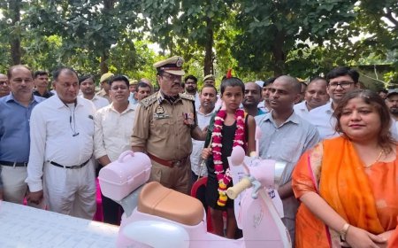 Gonda News: हाथ में तिरंगा थामे 7 साल की अनामिका मिश्रा ने 30 किमी दौड़कर रचा इतिहास, रास्तों में हुई फूलों की बारिश