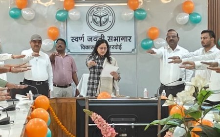 Hardoi News: हरदोई में गांधी जयंती पर विशेष आयोजन, बापू के आदर्शों के साथ स्वच्छाग्रहियों का सम्मान