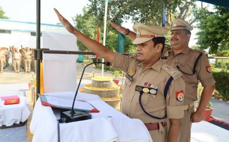 हाथरस पुलिस लाइन में गांधी और शास्त्री जयंती पर कार्यक्रम, पुलिसकर्मियों को दिलाई गई राष्ट्रीय एकता की शपथ