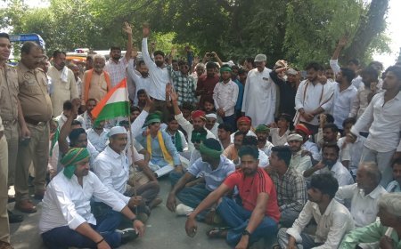 हाथरस: यूजीसी के नए नियमों पर भड़के किसान, काफिला रोकते ही सड़क पर धरने पर बैठे प्रदर्शनकारी