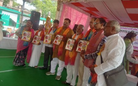 हाथरस: काका हाथरसी जयंती पर गूंजे हास्य-व्यंग्य के तराने, डॉ. उमाशंकर राही और माधुरी वार्ष्णेय हुए सम्मानित