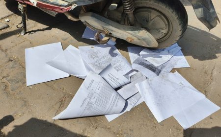 हाथरस: सड़क पर बिखरे नगर पालिका के सरकारी रिकॉर्ड, ट्रैक्टर-ट्रॉली से गिरती रहीं फाइलें और पासबुक