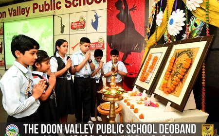 देवबंद: दून वैली पब्लिक स्कूल में गांधी और शास्त्री जयंती पर नन्हे बच्चों ने किया दांडी यात्रा का सजीव मंचन