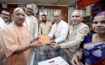 गांधी जयंती पर खादी आश्रम पहुंचे मुख्यमंत्री योगी: भगवा गमछा खरीदकर किया डिजिटल भुगतान, दिया स्वदेशी का संदेश