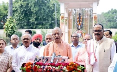 यूपी में खादी वस्त्रों पर 25 फीसदी छूट का ऐलान: मुख्यमंत्री योगी बोले- स्वावलंबन का मंत्र है खादी, बुनकरों को मिलेगा संबल