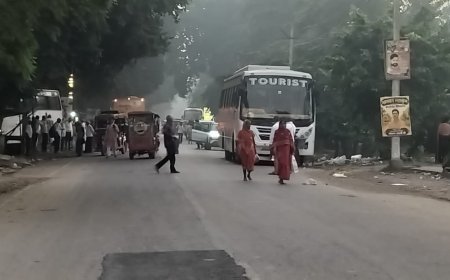 नैमिषारण्य में बेतरतीब पार्किंग बनी आफत, सड़कों पर भारी वाहनों के जमावड़े से श्रद्धालु और स्कूली बच्चे परेशान