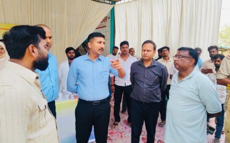 लखनऊ में गोमती के उफान पर प्रशासनिक एक्शन, नाव से बाढ़ प्रभावित बस्तियों में पहुंचे डीएम, राहत किट वितरण तेज