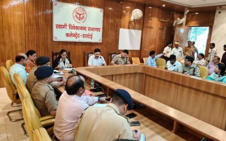 हरदोई में आगामी त्योहारों को लेकर कलेक्ट्रेट में पीस कमेटी की बैठक, सौहार्द बनाए रखने की अपील