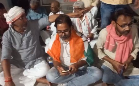 Ballia News: दिल्ली में राहुल गांधी की गिरफ्तारी के विरोध में बलिया में कांग्रेसियों का प्रदर्शन