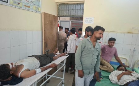 हाथरस के सासनी में दो बाइकों की भीषण भिड़ंत, तीन युवक गंभीर रूप से घायल