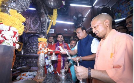 वाराणसी में सीएम योगी और हिमंता बिस्वा सरमा ने किए बाबा विश्वनाथ के दर्शन, काल भैरव मंदिर में बच्चों को बांटी चॉकलेट