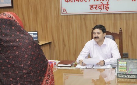 Hardoi News: हरदोई में डीएम राहुल पाण्डेय की जनसुनवाई, 42 फरियादियों ने रखीं अपनी समस्याएं
