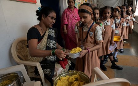 Maharashtra Mid-Day Meal Crisis: सूखे की मार के बीच मिड-डे मील का बजट अटका, अपनी जेब से बच्चों को खाना खिला रहे शिक्षक
